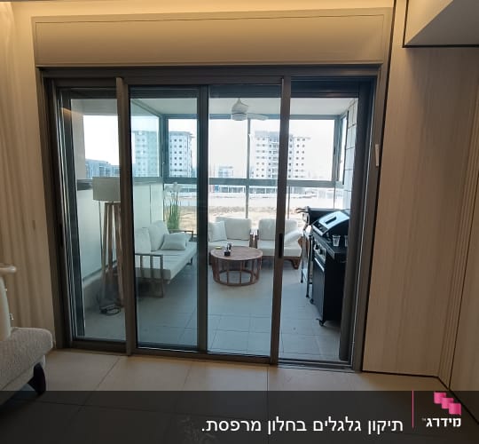 מרפסת עם דלתות זכוכית ונוף לבניינים